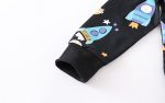 Vêtement pour enfant avec motif espace, fusées et astronautes, idéal pour un pull ou une veste dans un univers spatial.
