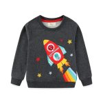 Sweatshirt pour enfant gris avec motif de fusée colorée et étoiles, parfait pour les amateurs de science et d'astronomie, alliant confort et style ludique.