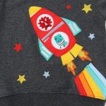 VĂȘtement pour enfant avec motif de fusĂ©e en patchwork colorĂ©, Ă©toiles et flammes, idĂ©al pour une dĂ©coration ludique et scientifique.
