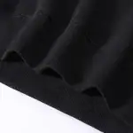 Détail d'une manche de sweat-shirt noir avec finition côtelée, illustrant le thème "c'est mon ADN" pour une décoration scientifique.