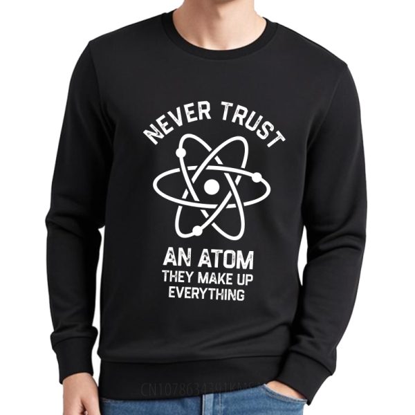 Sweatshirt noir avec motif atomique et texte "Never Trust An Atom They Make Up Everything" pour les amateurs de science.