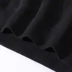 Détail d'une impression "Never Trust an Atom" sur un vêtement noir, mettant en valeur le message scientifique avec un style moderne et épuré.