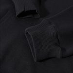 Veste polaire noire avec poignets côtelés pour un confort optimal. Parfaite pour une utilisation décontractée ou sportive, cette pièce allie style et praticité.