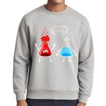 Sweatshirt gris avec illustration de deux flacons de laboratoire anthropomorphes, l'un en colère et l'autre calme, avec un texte humoristique "Je suis trop overreacting".