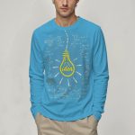 Sweat à capuche bleu avec illustration d'une ampoule et dessins scientifiques, parfait pour les amateurs de science et d'idées innovantes.
