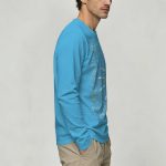 Vêtement scientifique pour homme, polo en tissu léger de couleur bleue avec motifs liés à la science et à la recherche.