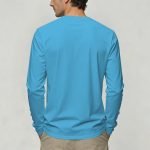 T-shirt en coton bleu pour homme, style décontracté, porté par un modèle vu de dos, idéal pour un look casual et confortable.