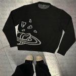 Pull tricot avec motif planète et débris spatiaux, inspiré de l'univers cosmique. Parfait pour les amateurs de science et d'astronomie, alliant style et passion pour l'espace.