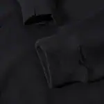 Vêtement de style décontracté, pull noir avec poignets en maille côtelée, idéal pour un look simple et confortable.