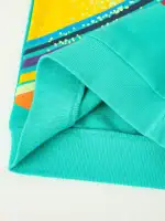 T-shirt scientifique coloré en tissu turquoise avec un design graphique vibrant, parfait pour les amateurs de science et de mode.