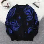 Pull avec motif galaxie et étoiles bleues, idéal pour les amateurs d'astronomie et de mode originale.
