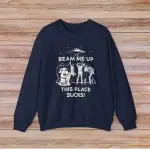 Sweatshirt bleu marine avec design scientifique, illustration de femme et animaux, texte humoristique "Beam me up, this place sucks" pour les amateurs de science et de style décalé.