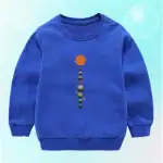 Sweat-shirt bleu pour enfant avec motif planétaire représentant le Soleil et les planètes du système solaire.