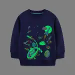 Sweat-shirt pour enfant avec motif de l'espace, planètes, fusées et astronautes en couleurs fluorescentes sur fond bleu marine.