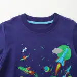 Vêtement pour enfant avec design spatial, fusées, planètes et étoiles, parfait pour les amateurs d'astronomie et de science.