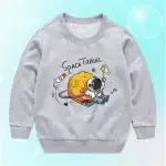 Vêtement pour enfant gris avec motif d'un astronaute et d'une planète, inspiré de l'espace, parfait pour les amateurs de science et d'aventure spatiale.