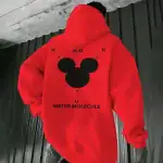 Vêtement avec illustration scientifique de molécule d'eau sur un sweat à capuche rouge.
