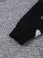 Bracelet en laine gris avec motif scientifique, détails en coton noir, style décontracté et tendance.