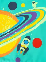 Vêtement pour enfant avec motif d'espace, comprenant un astronaute, une fusée et des planètes colorées, parfait pour les amateurs d'astronomie et de science.