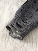 Pull en laine gris déchiré avec des trous, parfait pour un style décontracté et tendance. Confortable et chaud, idéal pour l'automne et l'hiver.