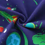 Tissu en coton avec motif de planètes, étoiles et éléments spatiaux sur fond bleu foncé, idéal pour la décoration ou la confection de vêtements thématiques scientifiques.