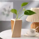 Vase en bois moderne avec plante verte, décoration intérieure naturelle et élégante.