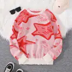Pull en maille rose avec motifs étoiles et visage de chat rouge, idéal pour un look décontracté et tendance.