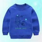 Vêtement pour enfant avec motif de fusée et planètes, thème exploration spatiale.