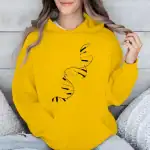 Manteau à capuche jaune avec motif ADN noir, style décontracté, parfait pour les amateurs de science et de mode.