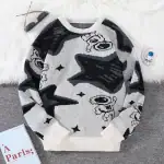 Pull en laine gris, noir et blanc avec motifs de personnages de dessins animés et étoiles, parfait pour un look casual et tendance.
