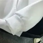 Veste blanche en coton avec poignets côtelés, idéale pour un style décontracté ou sportif. Conçue pour un confort optimal, cette veste est parfaite pour toutes les saisons.