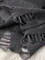 Écharpe en laine grise avec franges, idéale pour l'hiver, alliant confort et style. Parfaite pour ajouter une touche sophistiquée à votre tenue tout en vous protégeant du froid.