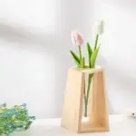 Pots de tulipes en bois avec vase en verre, décoration florale élégante pour intérieur.