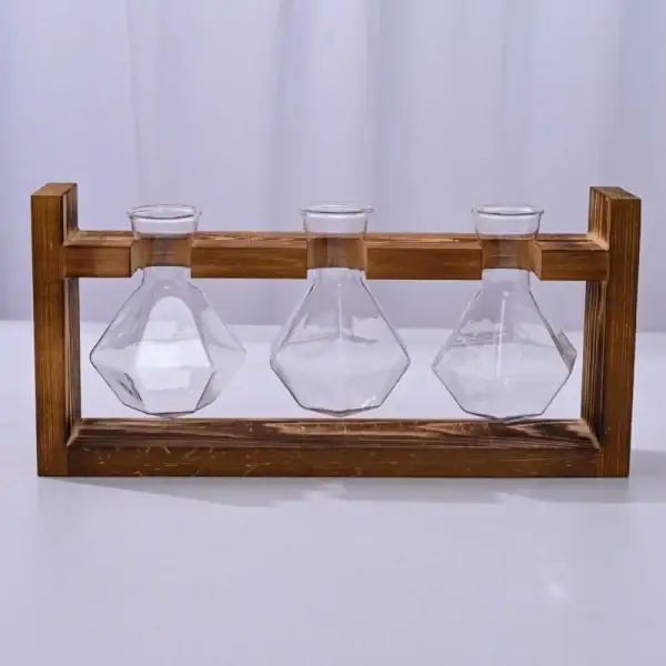Bouteilles de laboratoire en verre avec support en bois pour expériences scientifiques ou décoration. Parfaites pour un usage éducatif ou décoratif dans un style industriel ou scientifique.