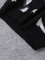 Pull noir avec motifs scientifiques en gris et blanc, parfait pour les amateurs de science et de design moderne.