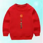 Vêtement pour enfant rouge avec motif de planètes du système solaire alignées verticalement sur le devant. Confortable et idéal pour les amateurs d'astronomie ou pour un cadeau éducatif.