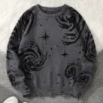 Pull en laine gris foncé avec motifs d'étoiles et spirales noirs, inspiré de l'univers et de la science.