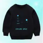 Vérifiez ce sweat à capuche noir avec motifs de planètes et étoiles phosphorescentes, parfait pour les jeunes passionnés d'astronomie et d'exploration spatiale.