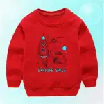 Veste pour enfant rouge avec un design de fusée, planètes et étoiles, évoquant l'exploration spatiale, idéale pour les jeunes passionnés d'astronomie et de science.
