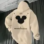 Sweat à capuche beige avec illustration d'une molécule d'eau stylisée, représentant la structure H2O, parfait pour les amateurs de science et de décoration scientifique.