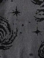 Tapisserie avec motifs d'étoiles et de galaxies en noir et gris.