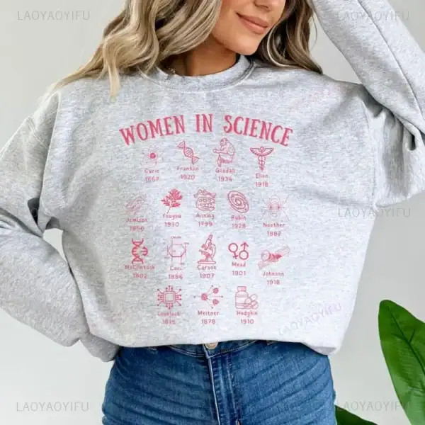 T-shirt gris avec illustrations et noms de femmes scientifiques célèbres, mettant en valeur leur contribution à la science.