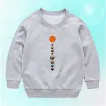 Sweat-shirt gris pour enfant avec motif représentant les planètes du système solaire alignées verticalement, illustrant l'astronomie et la science pour les jeunes passionnés.