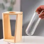 Support en bois pour tube à essai, parfait pour expériences scientifiques et activités éducatives. Dimensions : 18 cm de hauteur, 10 cm de largeur, 7,5 cm de profondeur.