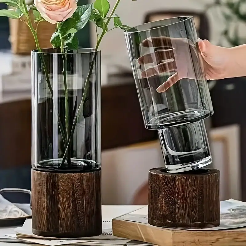 Vase en verre transparent avec socle en bois, idéal pour la décoration intérieure ou comme objet scientifique élégant. Parfait pour mettre en valeur des fleurs ou des éléments décoratifs.
