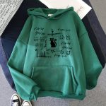 Sweat à capuche vert avec équations mathématiques et symbole de chat noir, parfait pour les amateurs de science et de style décontracté.
