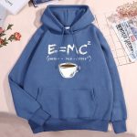 Sweat à capuche bleu avec une équation scientifique E=MC² et une tasse de café illustrée, parfait pour les amateurs de science et de style décontracté.