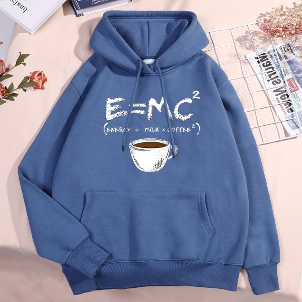 Sweat à capuche bleu avec une équation scientifique E=MC² et une tasse de café illustrée, parfait pour les amateurs de science et de style décontracté.