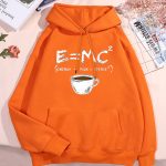 Vêtement à capuche orange avec formule E=MC² et tasse de café illustrée.