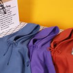 Vêtements confortables en coton biologique, disponibles en bleu, violet et orange, parfaits pour un style décontracté et écologique.